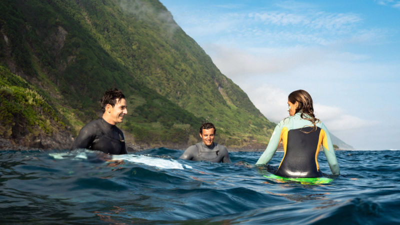 Fajã Santo Cristo surfing with friends